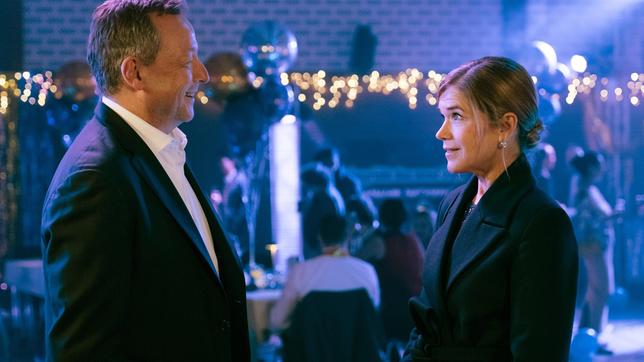 Bild: WDR/btf GmbH/Niels-Jonas Simons Bettina (Anke Engelke, r) wird von Martin (Matthias Brandt) überrascht, der unerwartet bei der Moosbacher Silvesterparty auftaucht.
