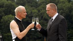 Der Politiker Pfiff (Ulrich Tukur) und der päpstliche Nuntius (Edgar Selge) intrigieren gemeinsam gegen den Bundespräsidenten.