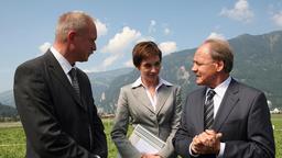 Der Schweizer Bundespräsidenten Kater (Bruno Ganz) und seine Assistentin Dr. Bässler (Christiane Paul) blicken dem Staatsempfang zuversichtlich entgegen. Kater ahnt nicht, dass sein engster Vertrauter Pfiff (Ulrich Tukur) gegen ihn intrigiert.