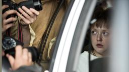 Die Schattenseite des Sensationsjournalismus: Medienvertreter nehmen keine Rücksicht auf das Schicksal der Geisel Ines (Lilli Fichtner)
