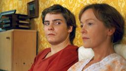 Alex (DANIEL BRÜHL) und seine Mutter (KATRIN SAß)