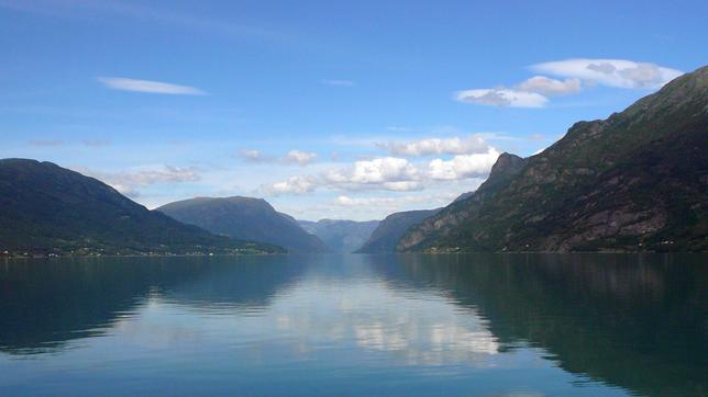Bild: ARD Degeto/Hardy Spitz Die eindrucksvolle Landschaft Norwegens, hervorragende Darsteller, unvergessliche Bilder, dramatische Konflikte und zeitgemäße Liebesgeschichten - dafür steht der neue Reihentitel "Liebe am Fjord" im Ersten.