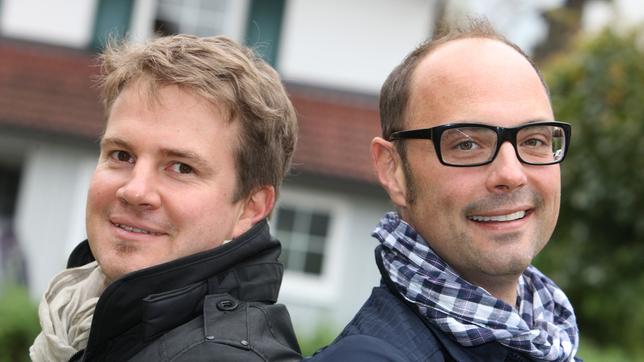 Bild: dpa Volker Klüpfel (r.) und Michael Kobr (l.)