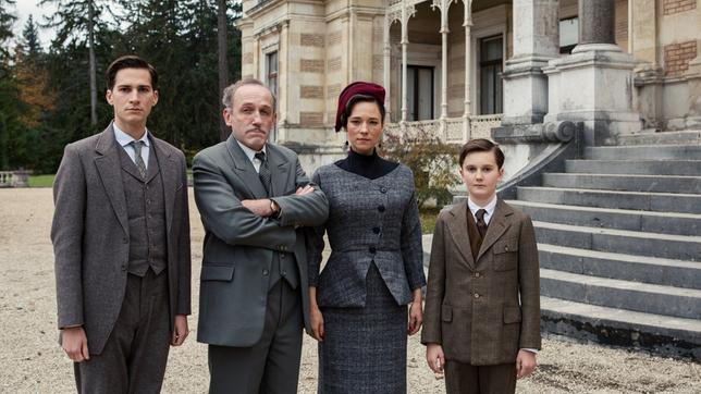 Bild: SR/Dor Film/Patrick Topitschnig Nikolaas von Schrader (Johannes Silberstein), Karl Markovics (Roman Silberstein), Sabine Timoteo (Emma Silberstein), Valentin Hagg (Paul Silberstein).