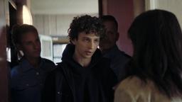 Jameel (Shadi Eck, Mitte) wird von der Polizei seiner Mutter Amila (Jasmin Tabatabai) übergeben.