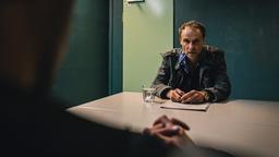 Kommissar Weiß (Jan Georg Schütte, re.) will von Momo (Xidir – Alian Koder, l.) die Wahrheit wissen.