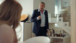 Robert (Christian Kahrmann) möchte seiner Tochter Daniela (Lulu Hacke) die Beziehung zu Momo ausreden.