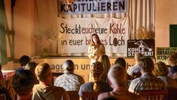 Valerie Hazard (Nilam Farooq, Mitte) hält eine Rede bei einer Bürgerversammlung.