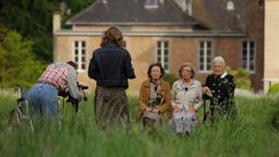 Ira (Viktoria Schulz) und Annekatrin (Anke Retzlaff) interviewen die Janssen-Schwestern Hiltrud (Hildegard Schmahl, re.), Betty (Jutta Speidel, Mitte) und Martha (Gertrud Roll).