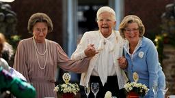 1994 - Die Janssen-Schwestern Martha (Gertrud Roll, li.) und Betty (Jutta Speidel, re.) feiern den 100. Geburtstag von Hiltrud (Hildegard Schmahl).