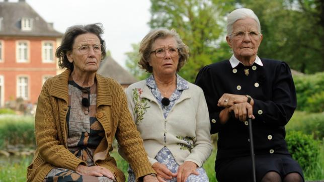 1994 - Zwei Studentinnen interviewen die Janssen-Schwestern Martha (Gertrud Roll, li.), Betty (Jutta Speidel) und Hiltrud (Hildegard Schmahl, re.).