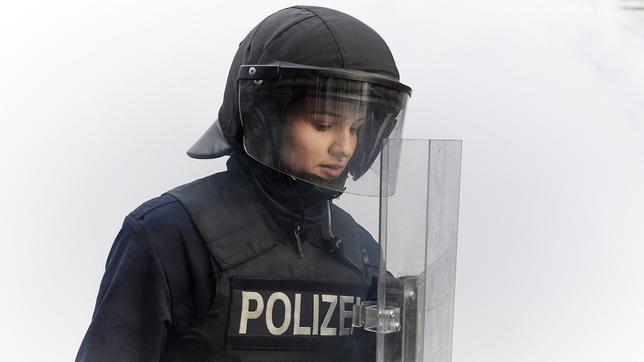 Bild: NDR/Alena Sternberg Laura beim Dienst in der Hamburger Bereitschaftspolizei