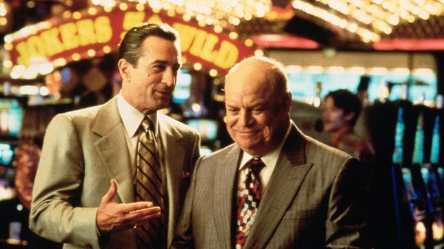 Sam "Ace" Rothstein (Robert De Niro, li.) führt zusammen mit seinem Gehilfen Billy Sherbert (Don Rickles) ein großes Casino in Las Vegas.