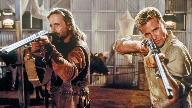 Bild: ARD Degeto/Splendid John Patterson (Val Kilmer, re.) und Remington (Michael Douglas) jagen "den Geist" und "die Dunkelheit".