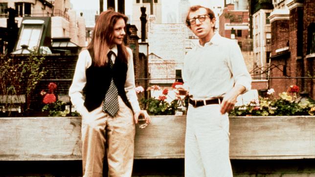 Bild: ARD Der Komiker Alvy Singer hat beim Tennisspielen die attraktive Annie Hall kennengelernt, beide finden rasch Gefallen aneinander.