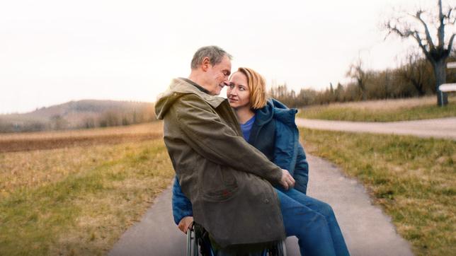 Nach ihrem Unfall kehrt Stuntfahrerin Christina sichtlich verändert zurück in ihr Heimatdorf. Dort holen sie die Erinnerungen heim. Auch ihr Werner kämpft damit. Gelingt ihnen ein Neuanfang?