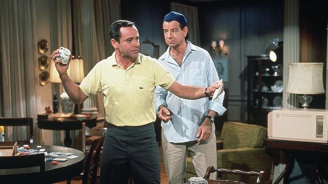 Bild: Universal Pictures Der glücklich geschiedene Oscar (Walter Matthau, re.) nimmt seinen verzweifelten Kumpel Felix (Jack Lemmon) bei sich auf, den seine Frau vor die Tür gesetzt hat.