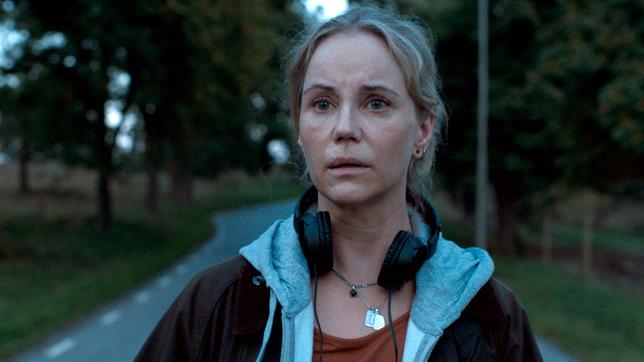 Bild: ARD Degeto/Viaplay Group Therapeutin My (Sofia Helin) fühlt sich verantwortlich für den Unfall.