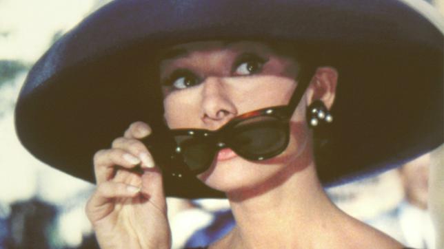 Die verführerische Holly Golightly (Audrey Hepburn) träumt vom Glück und von Diamanten.