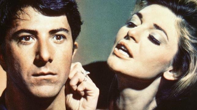 Bild: ARD/Degeto Mrs. Robinson (Anne Bancroft) hat es geschafft, Benjamin Braddock (Dustin Hoffman) zu verführen. Seitdem trifft sie sich mit ihm häufig zu einem Schäferstündchen in einem Hotelzimmer.