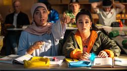Dilara hat mitten im Unterricht eine Erscheinung, die auch Kira (Derya Dilber) beeindruckt.