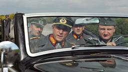 Erwin Rommel mit Hauptmann Hermann Aldinger (hinten links), Generalleutnant Schmundt (hinten rechts) und seinem Fahrer Karl Daniel