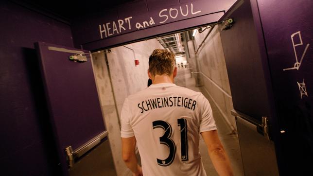 Bild: WDR/Amazon/Barefoot Films 2014 – Deutschland wird Weltmeister. Mittendrin der blutende Held Bastian Schweinsteiger. Schweinsteiger liebt das Spiel, er steht für alles, was den Fußball zur schönsten Sache der Welt macht. Kampf und Anmut, Fairness, Teamgeist und die unstillbare Lust zu spielen. Dies ist seine Geschichte, von seinen Anfängen bis zu seinem Karriereende.