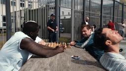 Schach statt krummer Geschäfte: Wiktor (David Kross, 2. v. re.), Champagner Charlie (Ludwig Trepte, re.) und Tayo (Mortel Jovete, li.) lenken sich ab.