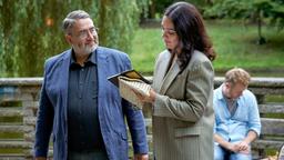 Richter Laurenz Grosch (Alexander Hörbe, li.) denkt, dass Valerie Hazard (Nilam Farooq, re.) mit ihm nur über das gemeinsame Hobby sprechen möchte.