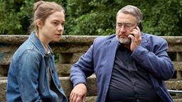 Richter Laurenz Grosch (Alexander Hörbe, re.) wird mit seiner aktivistischen Tochter Rebecca (Hannah Schiller, li.), die für die andere Seite kämpft, konfrontiert.