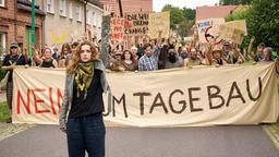 Aktivistin Ceecee (Valerie Stoll) und die Daunitzer Aktivisten setzen im Kampf um das Dorf auf ikonische Bilder.