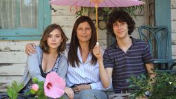 Diane Hudson (Catherine Keener) liebt ihre beiden Kinder Zoe (Elizabeth Olsen, li.) und Jake (Nat Wolff, re.), macht es ihnen aber nicht immer leicht – und umgekehrt.