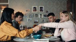 Momo Kaval (Xidir – Alian Koder, 2. v. re.) möchte seiner Mutter (Jasmin Tabatabai, li.), seiner Freundin (Lulu Hacke, re.) und seinem Bruder (Shadi Eck) etwas bieten.
