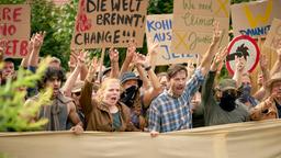 Berliner Patrick (Doguhan Kabadayi, li.), Daunitzer Peggy (Josefin Hagen, Mitte) und Paul (Franz Dinda, re.) kämpfen gemeinsam für die Rettung des Lausitzer Örtchens.