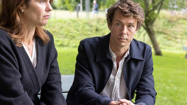 Bild: ARD Degeto/Viaplay Group Der Unfall ihres Sohnes stellt das Leben von Ebba (Rakel Wärmländer, li.) und Frederik (Oscar Töringe, re.) auf den Kopf.