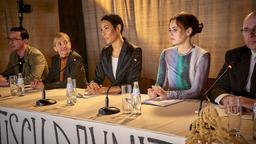 Beim Runden Tisch zum Daunitzer Wald sollen alle Seiten sprechen: Landrat Falko Huber (Sönke Möhring, li.), Industrievorstand Hilde Diggering (Anna Böttcher, 2. v. li.), Moderatorin Nina Well (Annabelle Mandeng, Mitte l.) und Aktivistin Ceecee (Valerie Stoll, 2. v. re.)