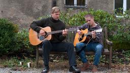 Christoph (Henning Baum) und sein Sohn Paul (Jordan E. Dwyer) finden in der Musik stets einen Weg, Konflikte zu erleichtern.