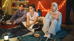 Kira (Derya Dilber) versucht mit aller Macht und Dilaras (Jansel Dogun) Unterstützung, die Aufmerksamkeit des untreuen Osman (Mido Kotaini) zurückzugewinnen.