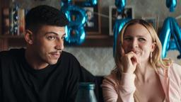 Momo (Xidir Koder Alian, li.) möchte seine Freundin Daniela (Lulu Hacke, re.) heiraten.
