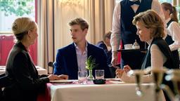 Herta Zickler ist immer mit von der Partie, wenn wichtige Deals um Posten, wie der zwischen Hilde Diggering und Max Lentor eingefädelt werden.