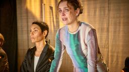 Beim Runden Tisch von Kohleindustrie und Bürgerinitiative sollen alle Seiten sprechen. Darunter auch Moderatorin Nina Well (Annabelle Mandeng, Mitte li.) und Aktivistin Ceecee (Valerie Stoll, re.).