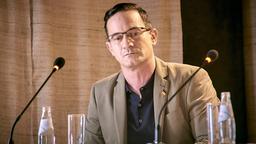 Landrat Falko Huber (Sönke Möhring) hat eine düstere Vergangenheit, die ihm nun Probleme macht.