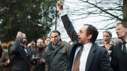 Schatz (Thorsten Merten, Mitte) triumphiert: Wolfs (Sebastian Blomberg, Mitte links) Ergebnisse pushen die Wichtigkeit des BND.