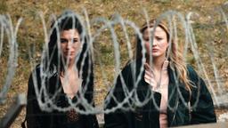 Daniela (Lulu Hacke, re.) und Julia (Anna Bardavelidze) vereint etwas: Ihre Männer sitzen im Knast.