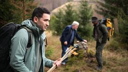 Ab in die Wildnis: Adam (Hassan Akkouch, li.) beim Survivaltraining mit Frank (Aljoscha Stadelmann, Mitte) und Heiner (Moritz Führmann, re.).