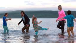 Abi (Rosamund Pike, 2. v. re.) und Doug (David Tennant) tollen mit ihren Kindern Lottie (Emilia Jones, li.), Jess (Harriet Turnbull, 3. v. re.) und Mickey (Bobby Smalldridge, re.) in schottischen Gewässern.