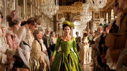 Abschied vom Ancien Régime: Auch Herzogin Gabrielle de Polignac (Virginie Ledoyen, Mitte), die beste Freundin der Königin, wird Versailles verlassen.