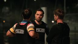 Achim Schatz und seine Kollegen (Florian Kleine und Georg Melich) bereiten sich auf den nächtlichen Einsatz vor.