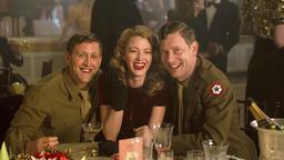 Adaline Bowman (Blake Lively) amüsiert sich mit Soldaten.