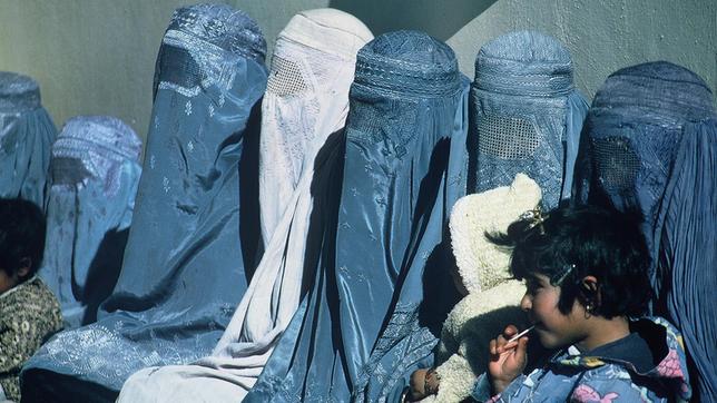 Bild: NDR/United States Agency for International Development Afghanische Frauen und Kinder warten vor einer Klinik, Afghanistan 2003